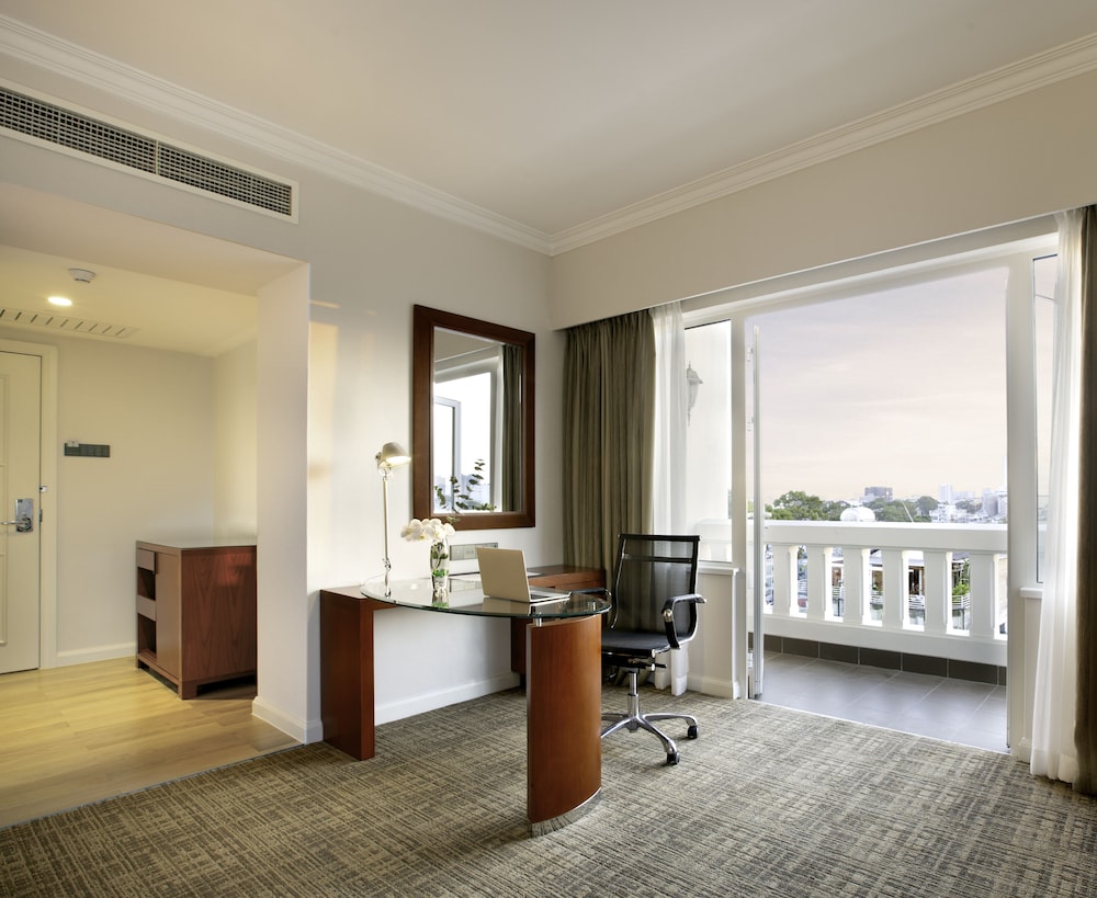 Premier Room, 1 King Bed photo 3