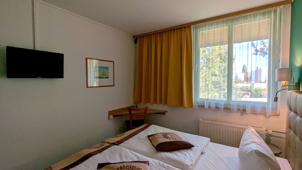 Double or Twin Room - Photo 7