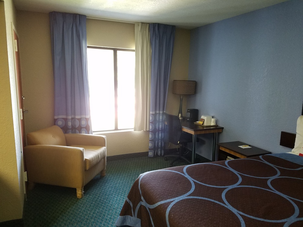 Deluxe Studio Suite, 1 King Bed, Non Smoking - Photo 1