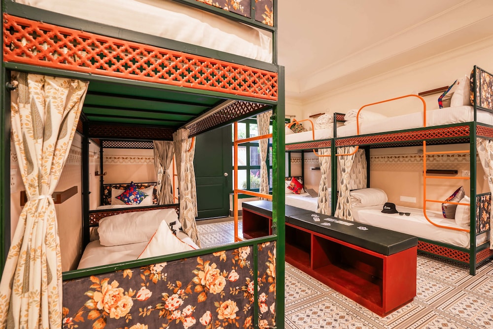8 Bed Mixed Dom