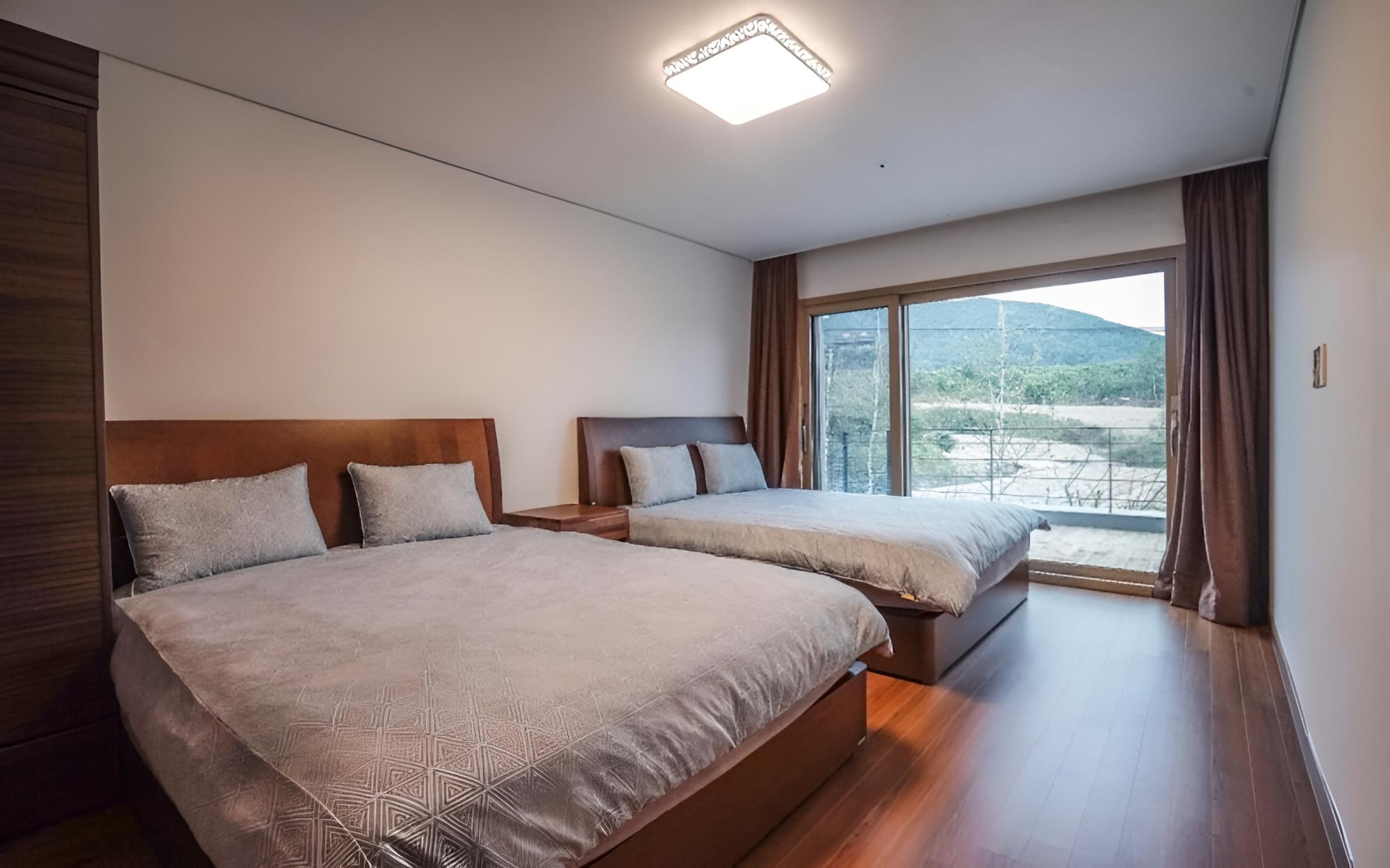 Room (502)