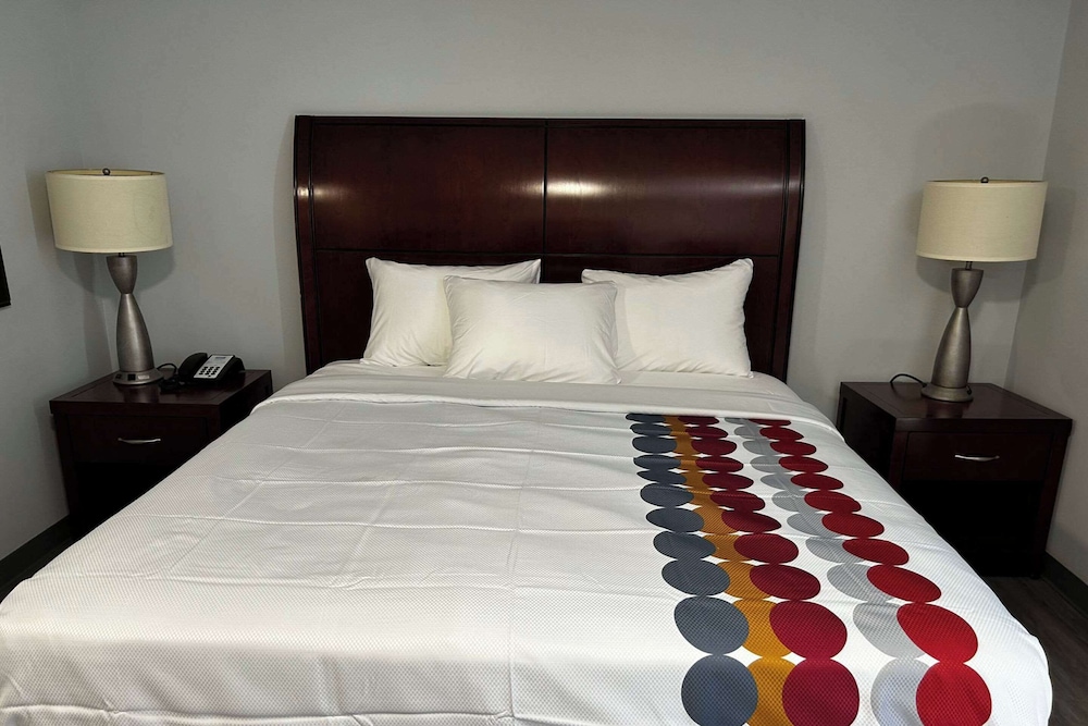 Standard Room, 1 King Bed, Non Smoking photo 3
