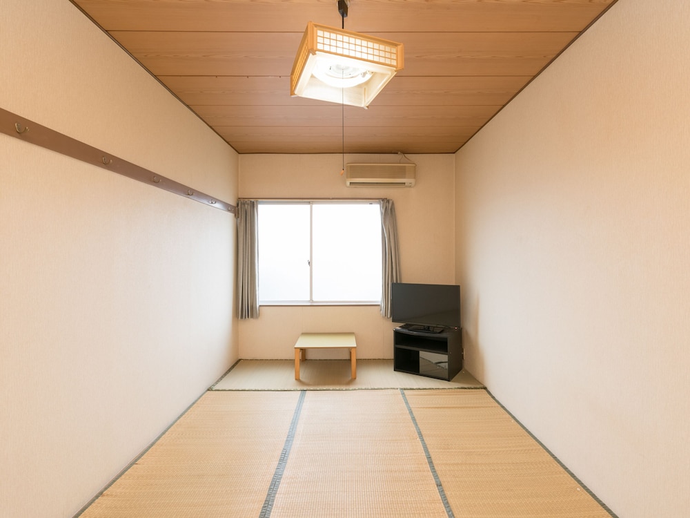 Japanese Room With Shared Washroom - Twin (Smoking) photo 1