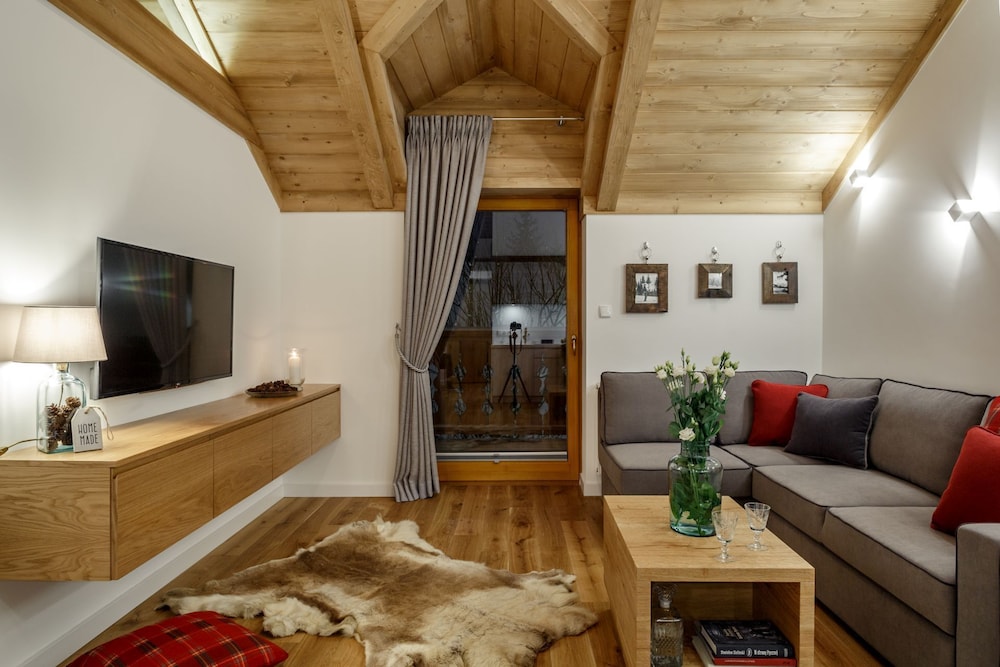 Deluxe Apartment (208 with SPA, Pool access)