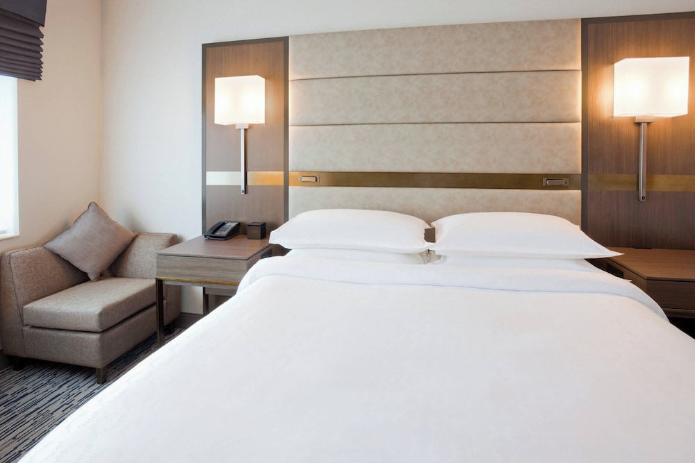 Club Room, 1 King Bed - Photo 5