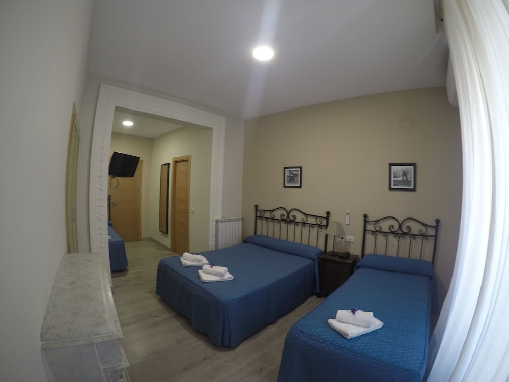 Triple Room, Private Bathroom - Photo 9