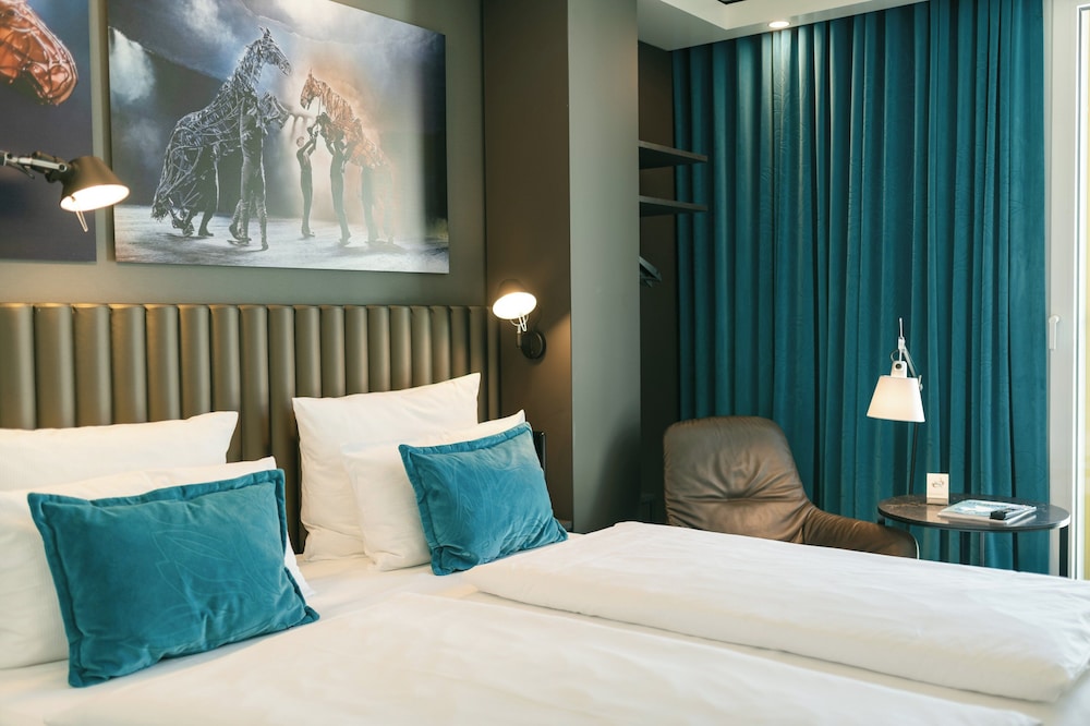 Standard Room, 1 King Bed photo 2
