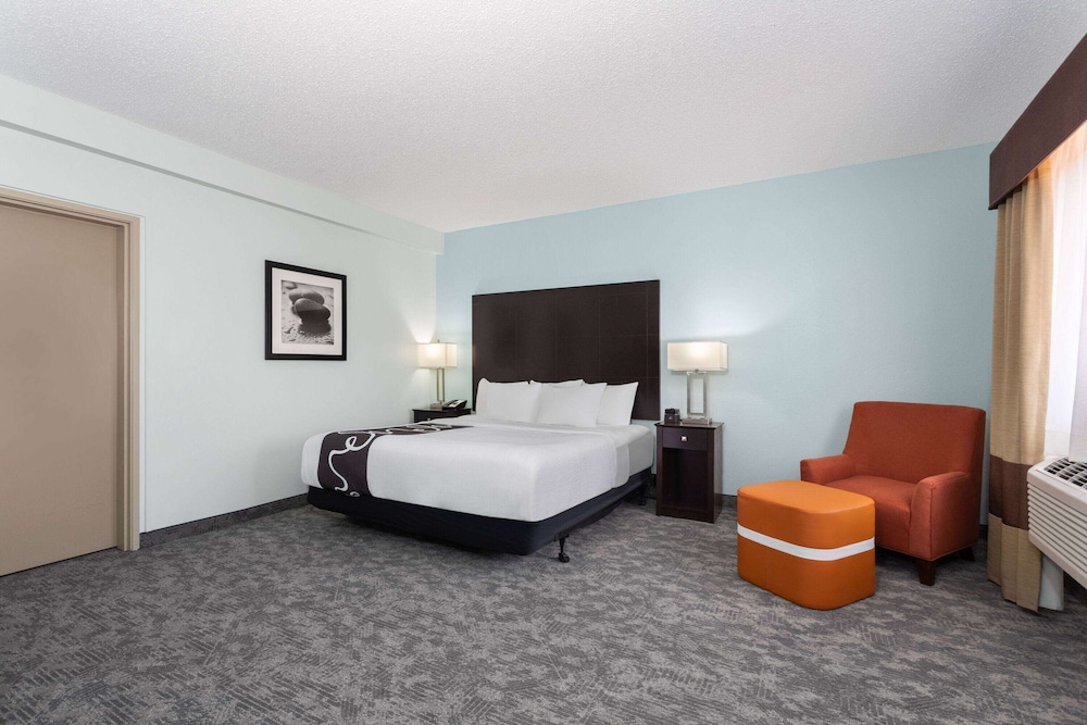Suite, 1 King Bed, Accessible (Mobility/Hearing Impaired) - Photo 3