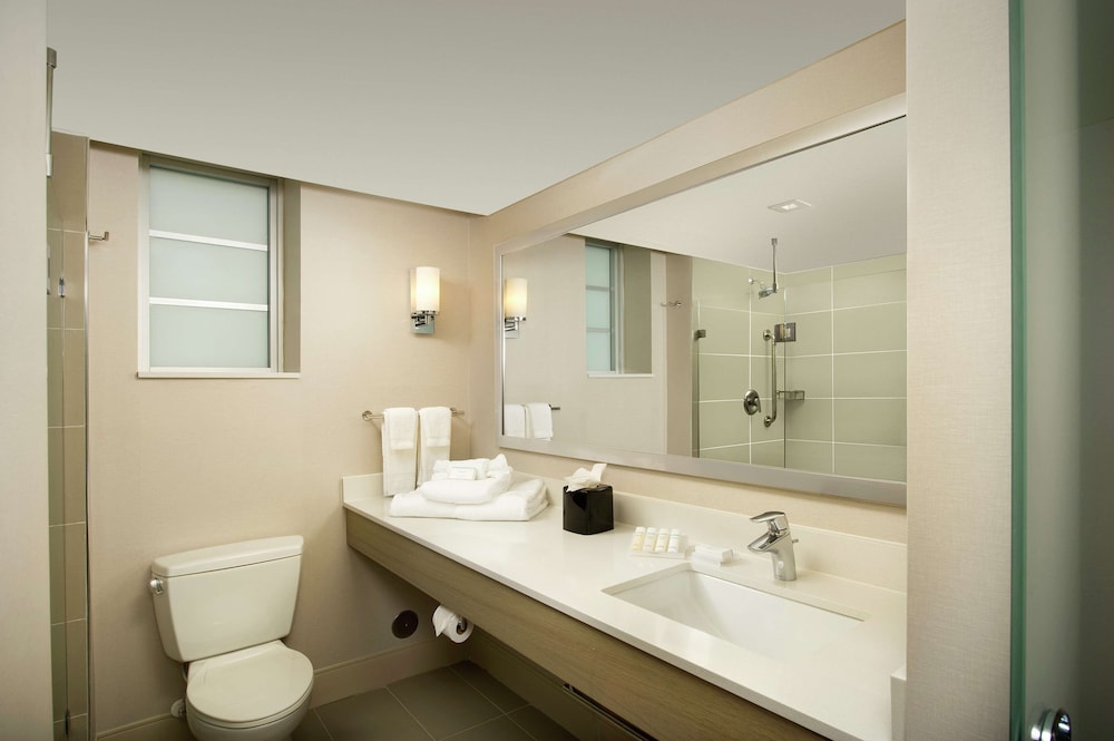 Room, 2 Queen Beds, Accessible thumbnail 6