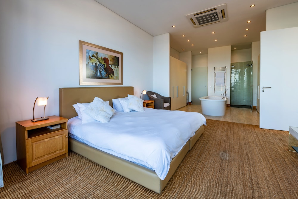 Luxury Apartment, 3 Bedrooms, Ocean View photo 1