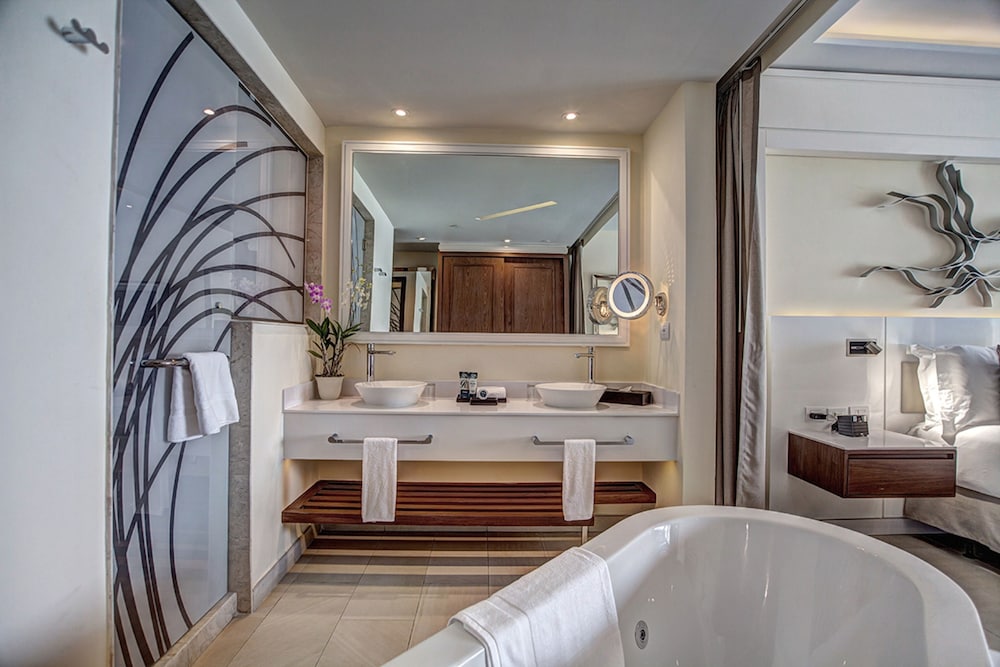 Sunset Swim Out Suite photo 3