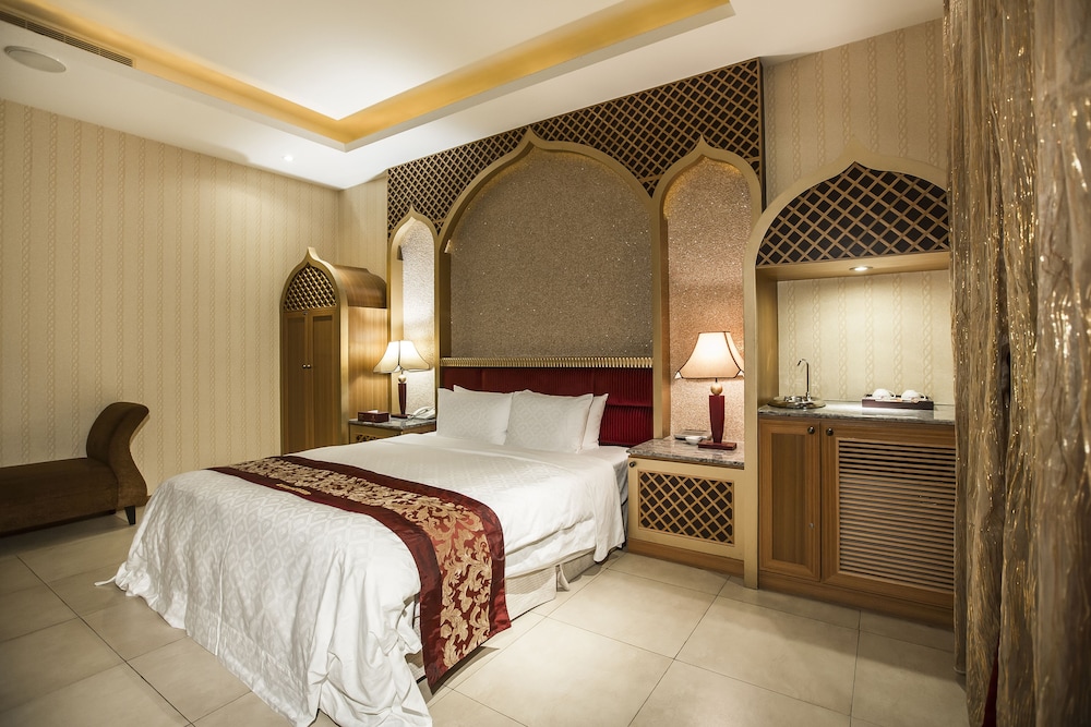Luxury Double Room, 1 King Bed, Jetted Tub photo 1