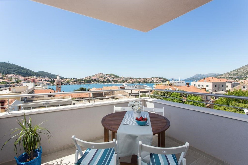 Apartment (Three-Bedroom Apartment with Balcony )