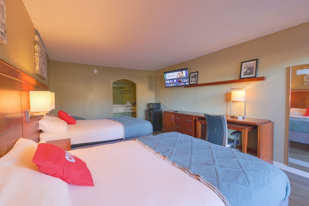 Room, 2 Queen Beds, Smoking photo 2