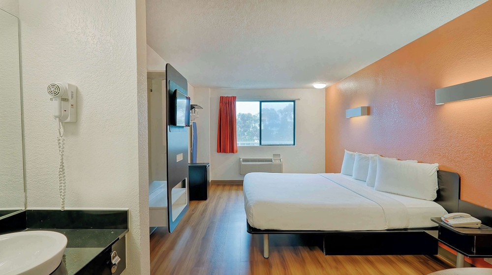 Standard Suite, 1 King Bed, Non Smoking, Refrigerator & Microwave - Photo 1