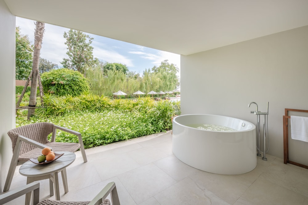 Family Room, Garden View - Photo 12
