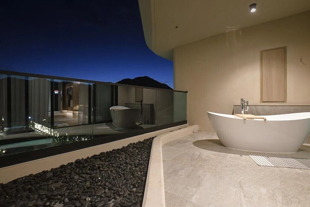 Deluxe Double Room, Balcony, Pool View photo 2