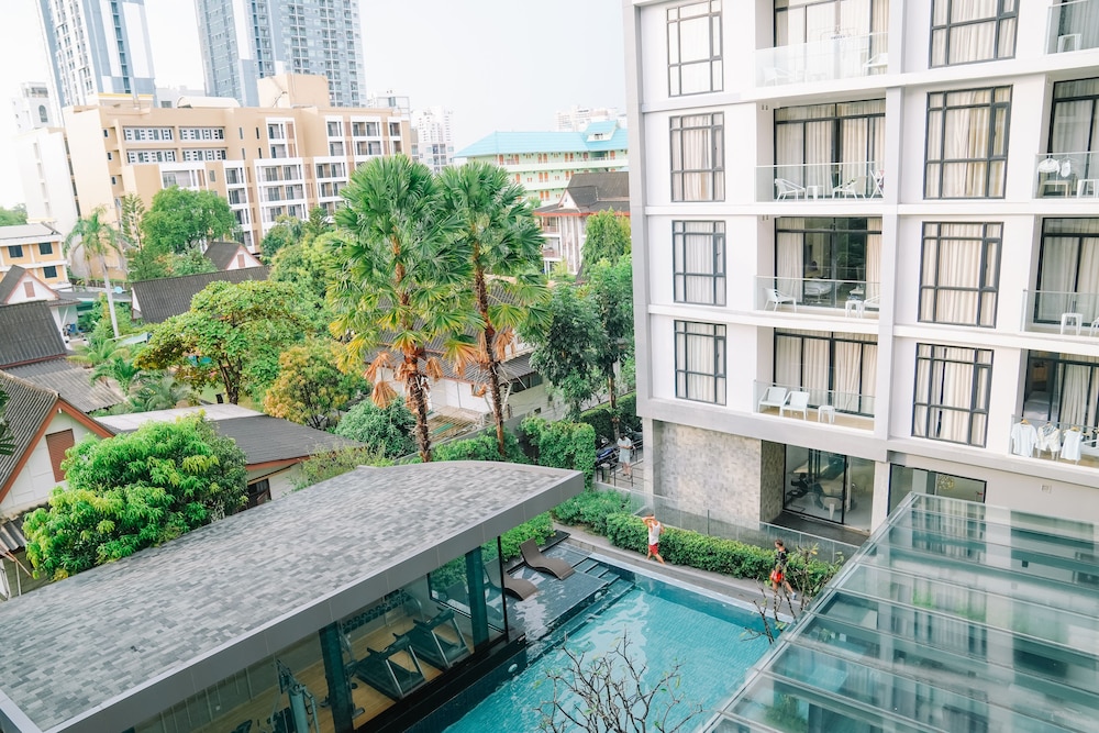 Deluxe Room, Pool View - Photo 11