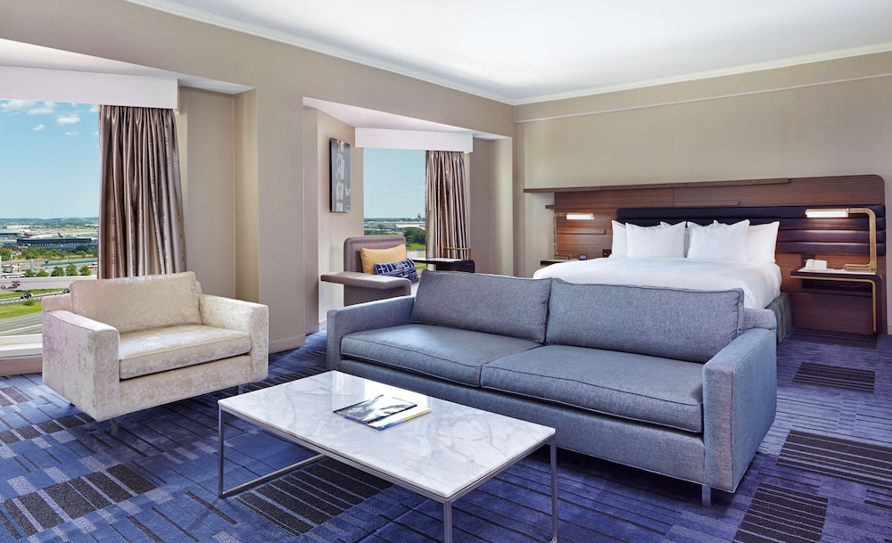 Suite, 1 King Bed - Photo 1