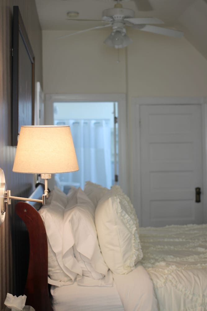 Romantic Penthouse, Ensuite, Mountain View (Rosewood-6) photo 3