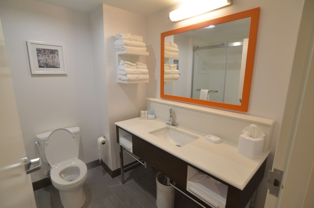 Room, 2 Queen Beds, Accessible, Bathtub - Photo 2