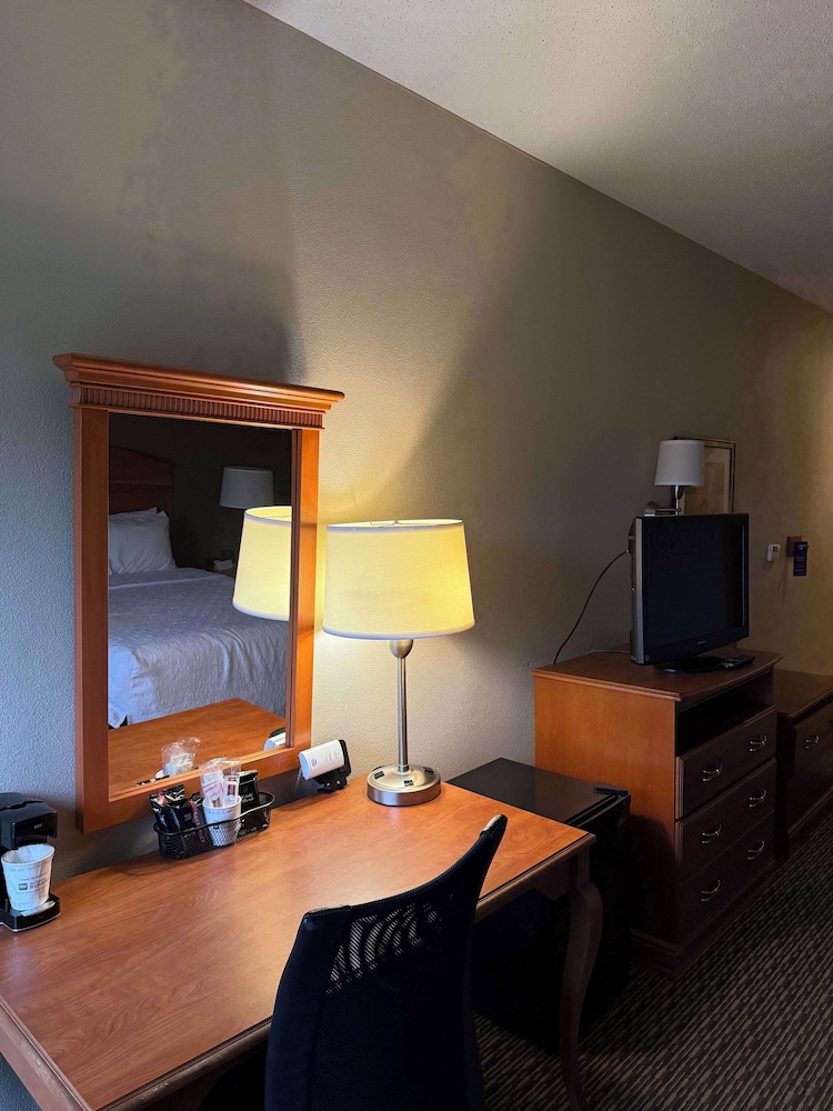 Standard Room, 1 King Bed, Accessible, Refrigerator & Microwave - Photo 2