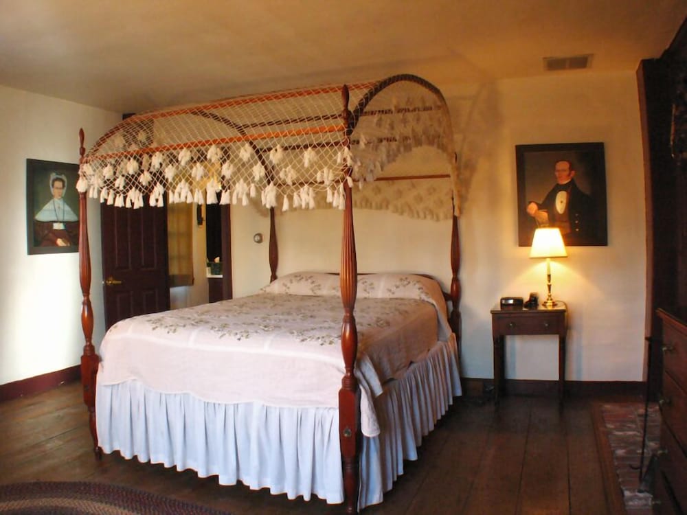 Standard Room, 1 Full Canopy Bed with  Fireplace photo 3