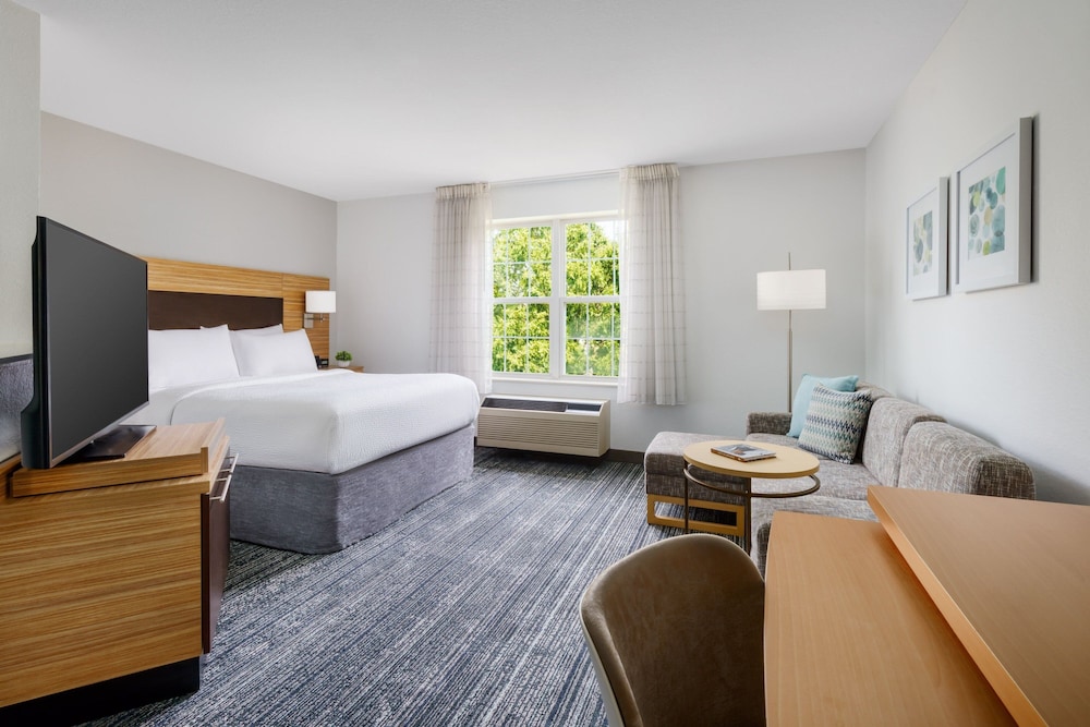 Studio, 1 Queen Bed with Sofa bed (Mobility Accessible, Roll-In Shower) - Photo 4