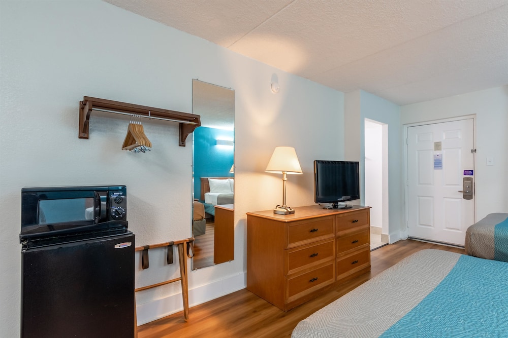 Deluxe Room, 1 King Bed, Accessible, Smoking photo 3