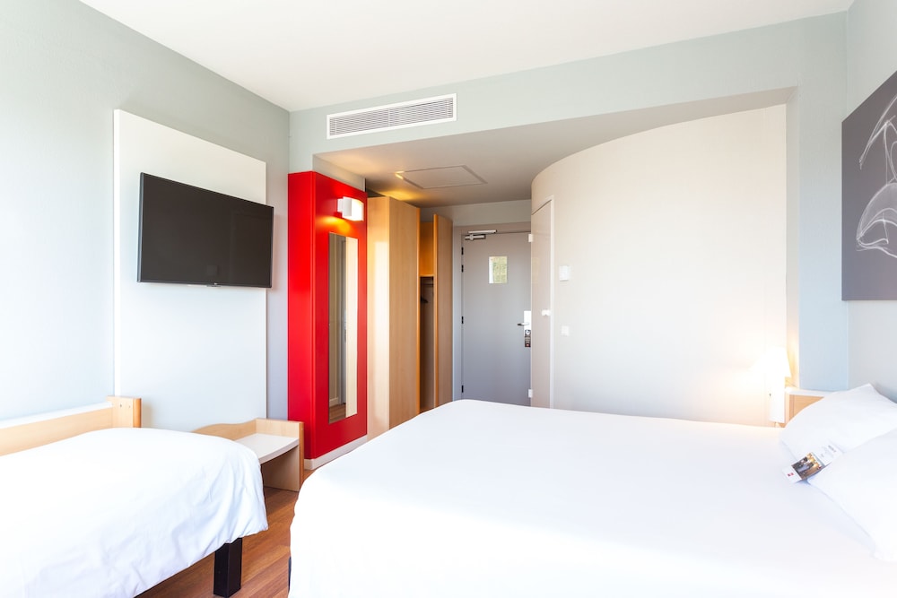 Standard Room, Multiple Beds - Photo 1