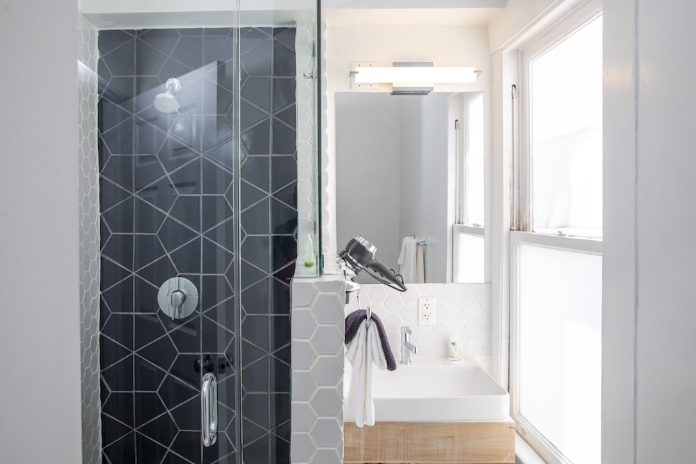 Standard Double Room, Ensuite - Photo 10