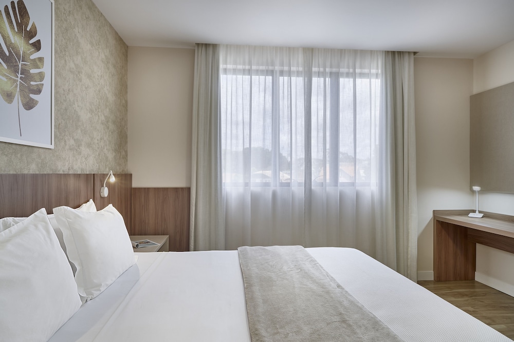 Luxury Studio Suite, 1 King Bed with Sofa bed - Photo 2