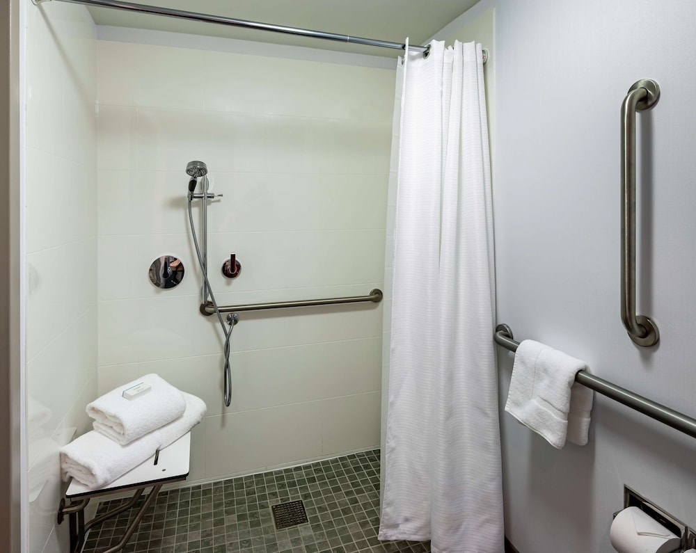 Suite, Accessible - Photo 5