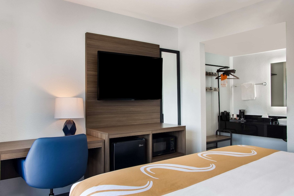 Standard Room, 1 King Bed, Non Smoking - Photo 2