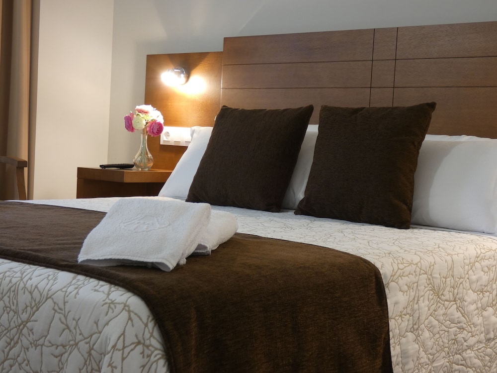Twin Room - Photo 12