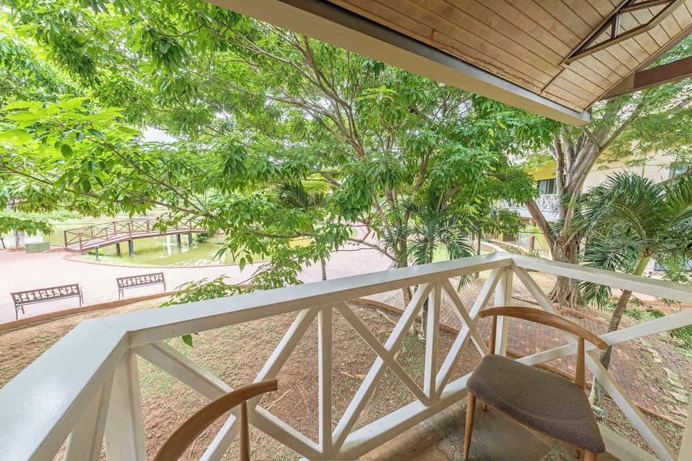 2 Double Beds, Premium Room, Balcony - Photo 2