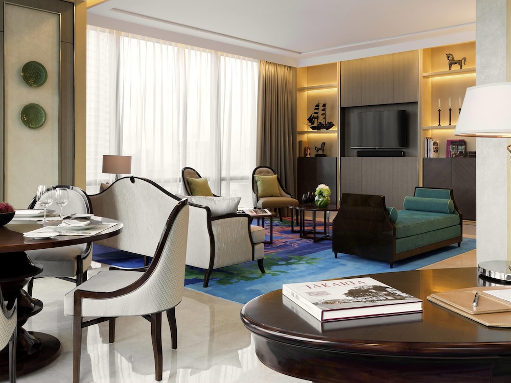 Suite, Smoking (Gallery)