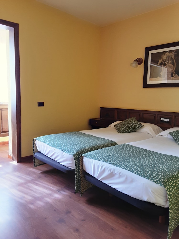 Standard Double Room Single Use photo 3