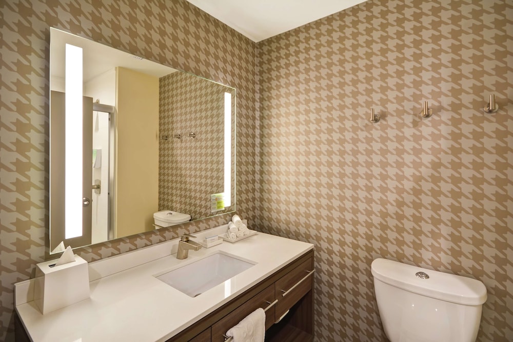 Premium Studio, 2 Queen Beds, Accessible, Balcony (Hearing) - Photo 5