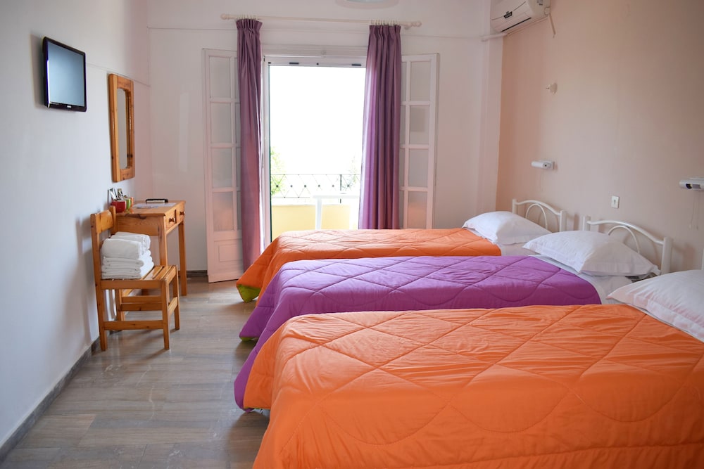 Studio, 3 Twin Beds