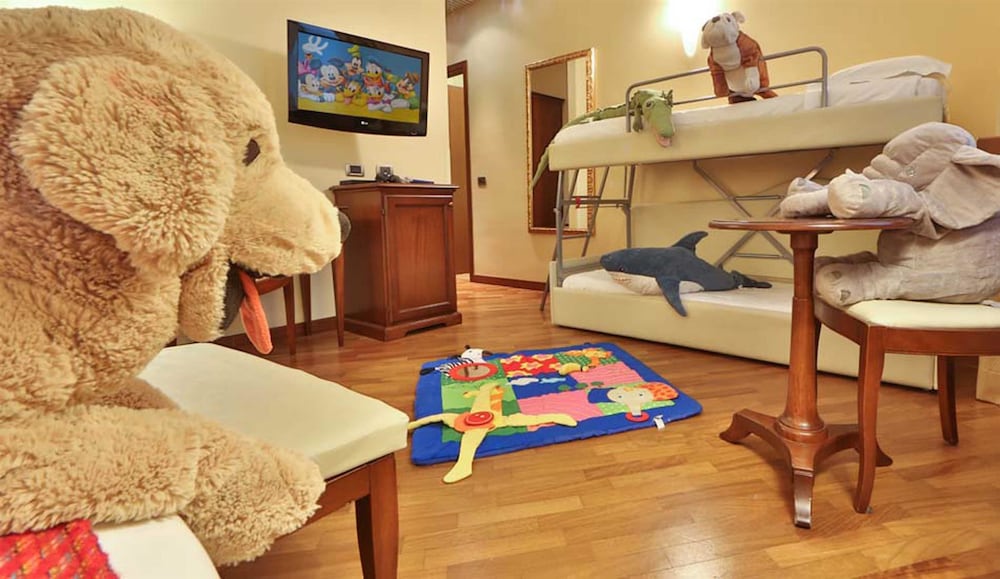 Family Room, Multiple Beds, Non Smoking (1 extra bed) - Photo 1