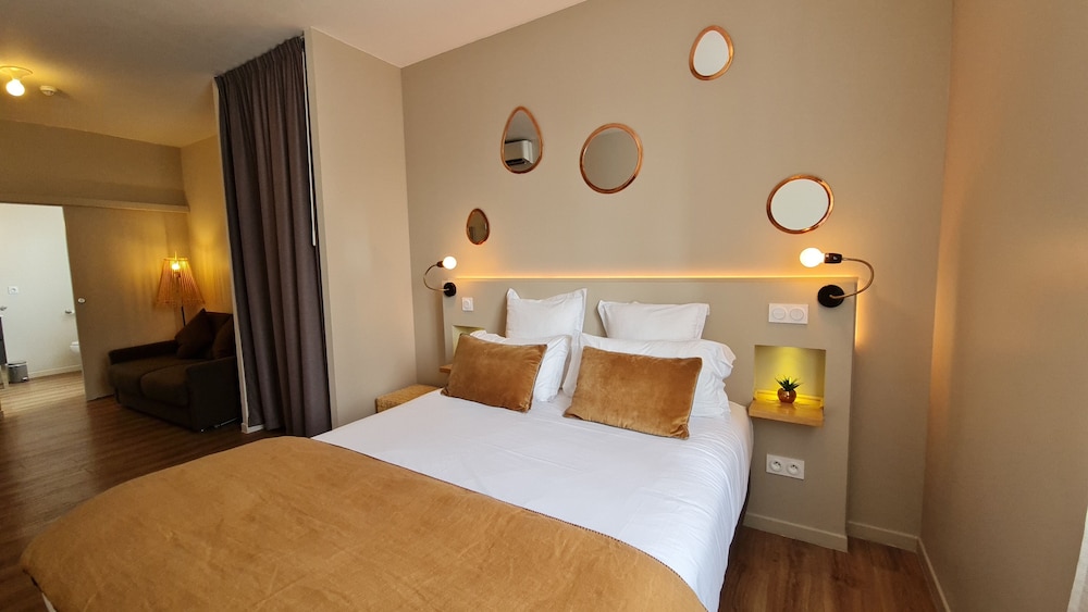 Standard Suite, City View - Photo 7