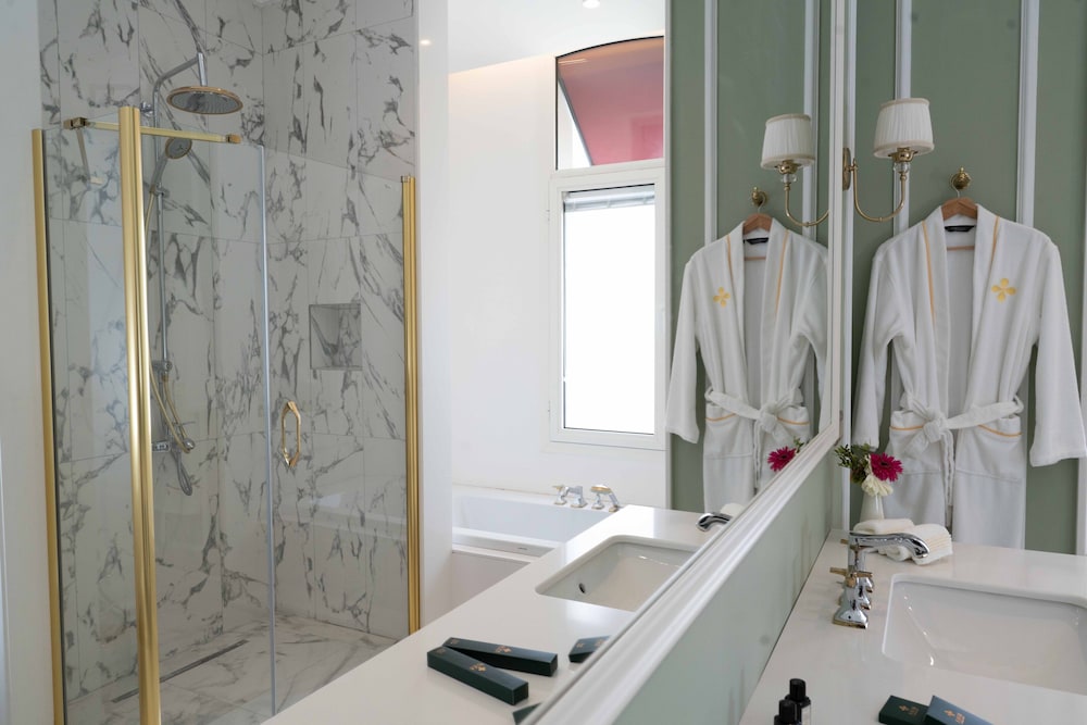 Corner Suite - Photo 6