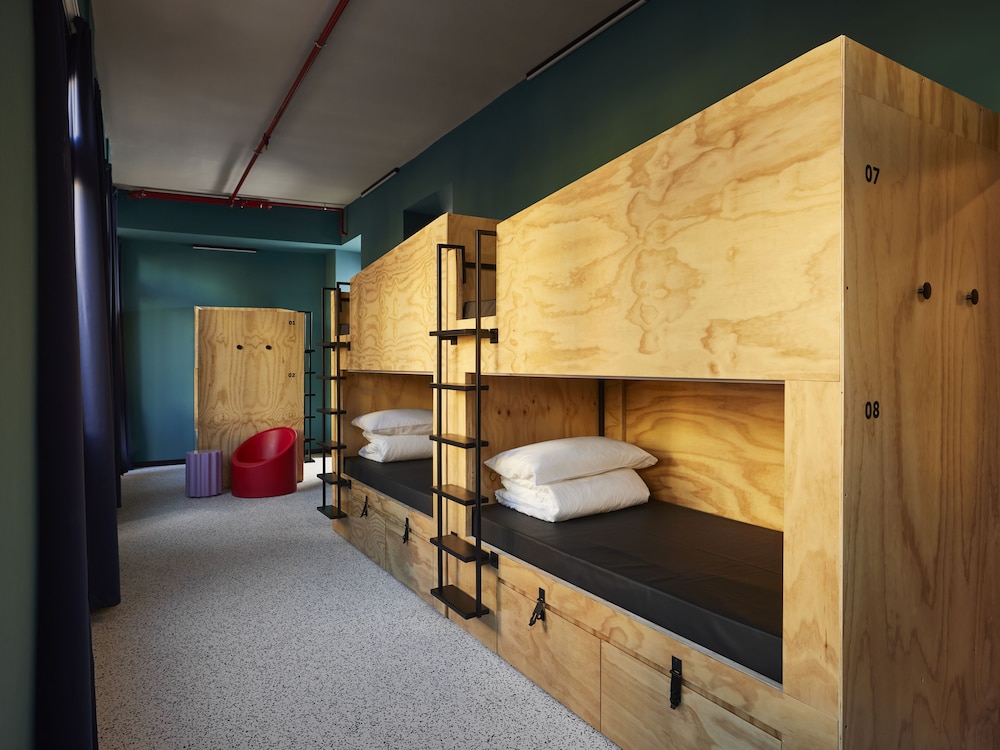 1 Bed in a Private 6 Beds Dorm