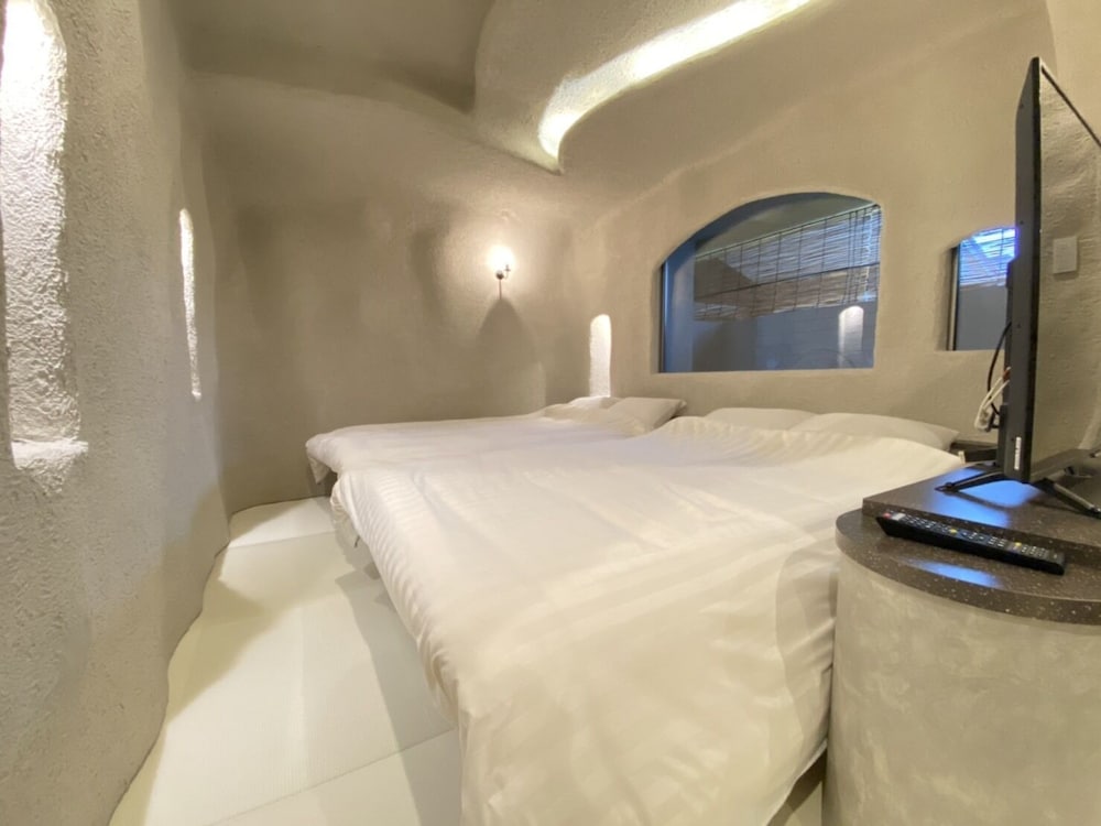 Cave Room With Open-Air Hot Spring Rock Bath photo 3