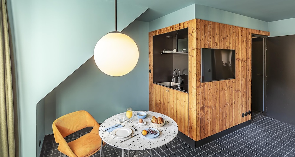 Superior Room, 1 Queen Bed, Non Smoking, Kitchenette (with Sofabed) photo 3