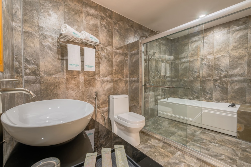 Deluxe Room, Bathtub photo 2
