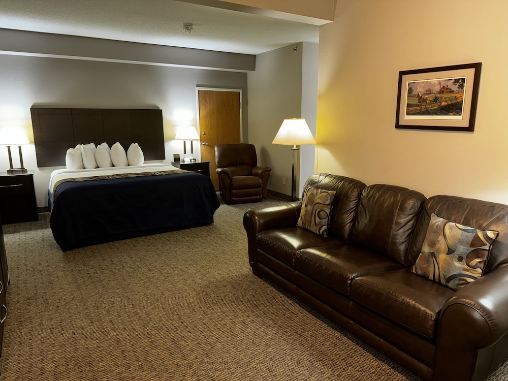 Suite Handicap King With Couch & Tub Shower photo 2