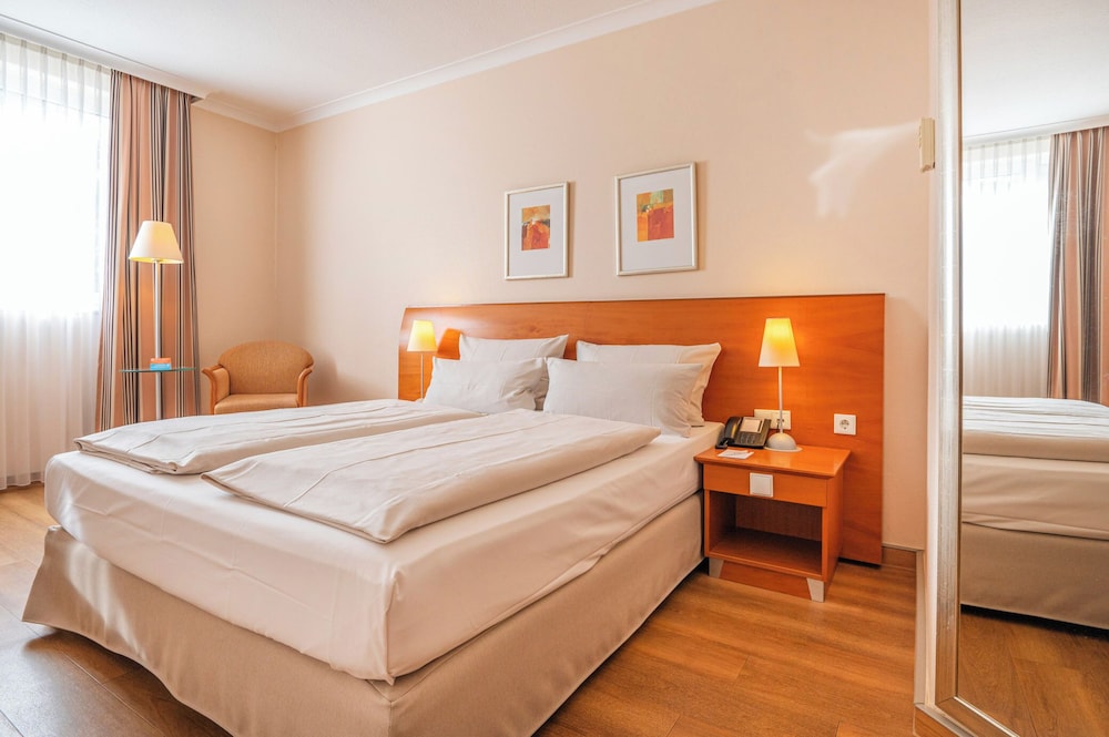 Standard Room, 1 Queen Bed - Photo 1