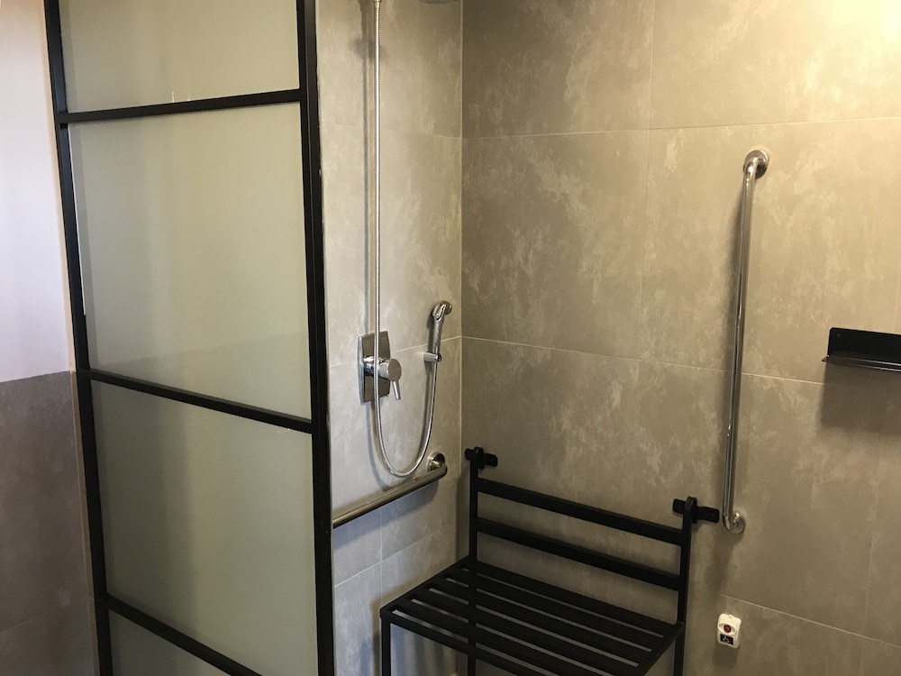 Twin Room, Accessible - Photo 7